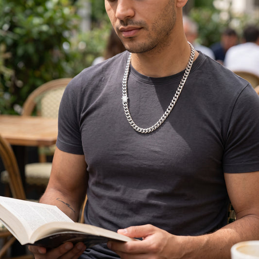 Man wearing a 10mm silver curb chain necklace over a black shirt