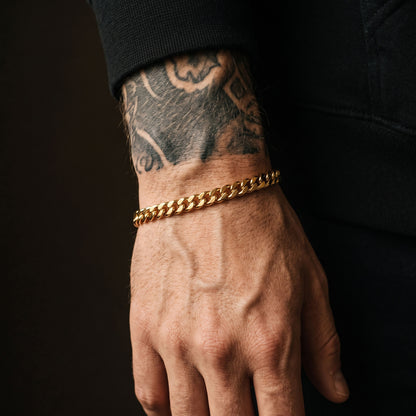 5mm gold curb chain bracelet on a tattooed men's hand