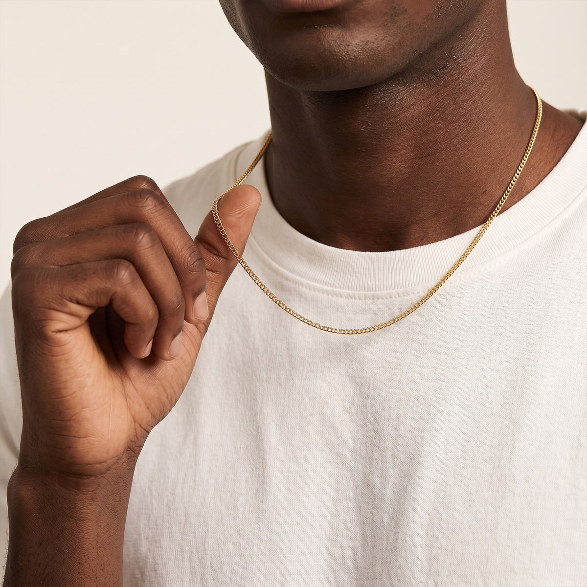 Man wearing a 3mm gold Miami Cuban chain with a white t-shirt