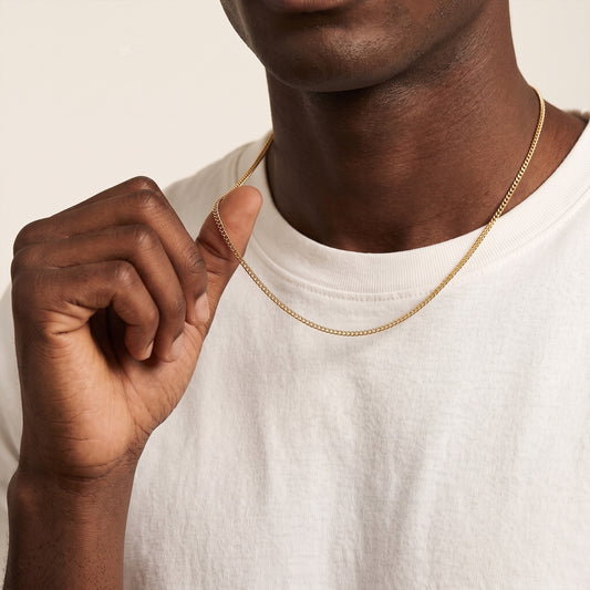 Man wearing a 3mm gold Miami Cuban chain with a white t-shirt